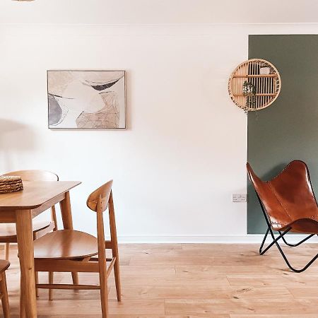 Hollybush Apartment, By Solace Stays ニューポート エクステリア 写真