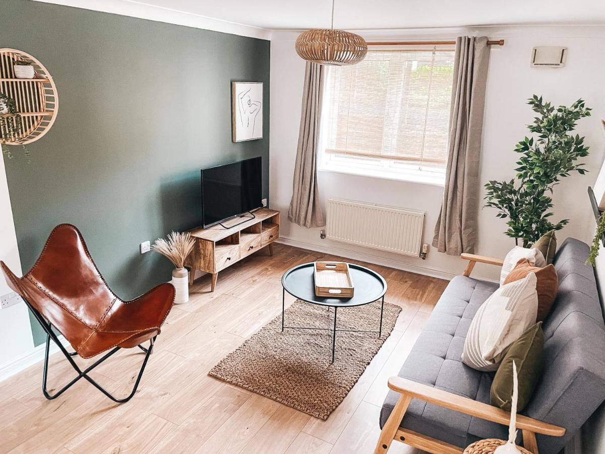 Hollybush Apartment, By Solace Stays ニューポート エクステリア 写真