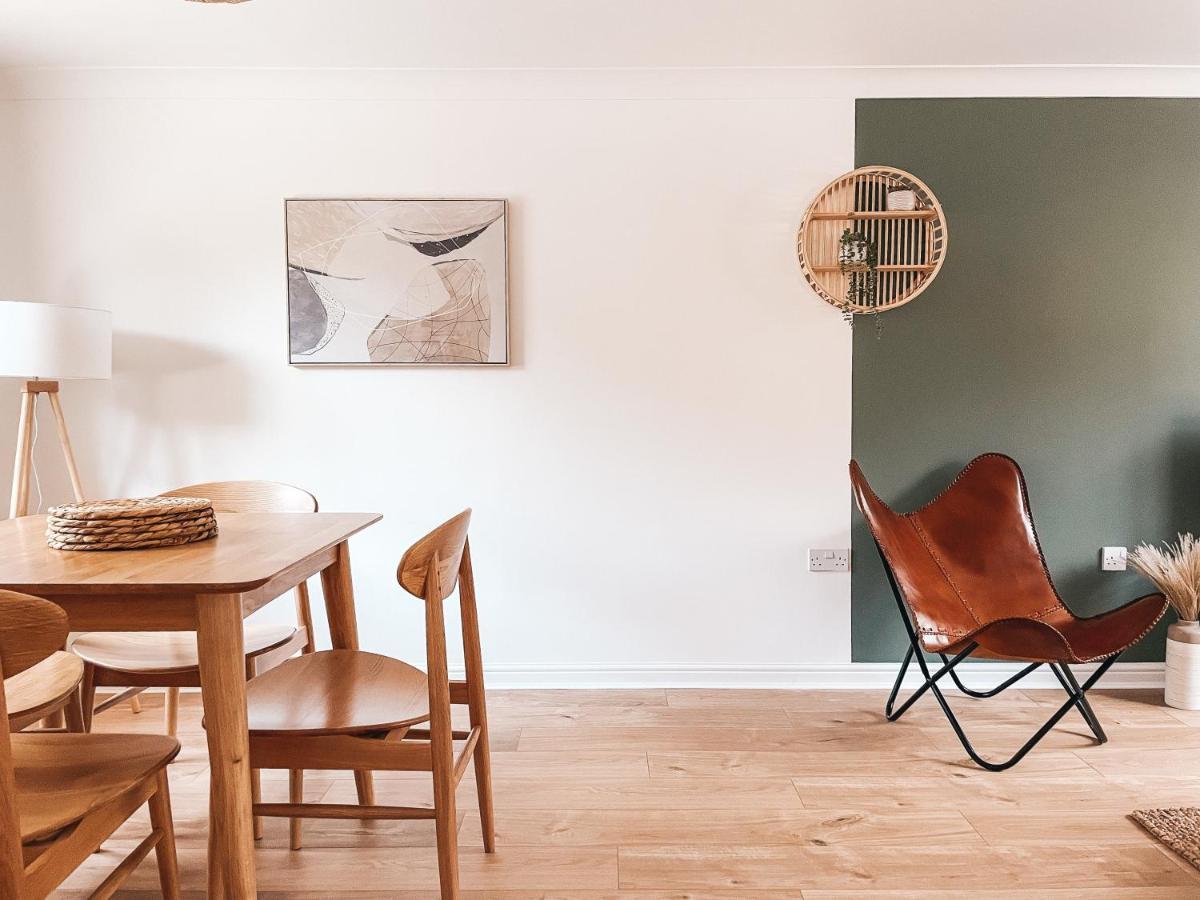 Hollybush Apartment, By Solace Stays ニューポート エクステリア 写真