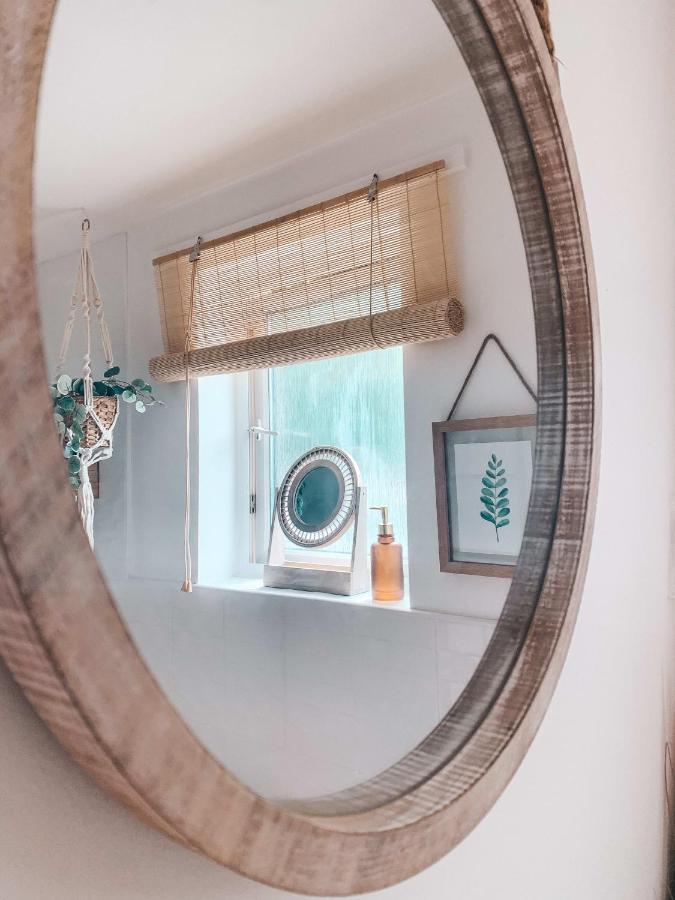 Hollybush Apartment, By Solace Stays ニューポート エクステリア 写真