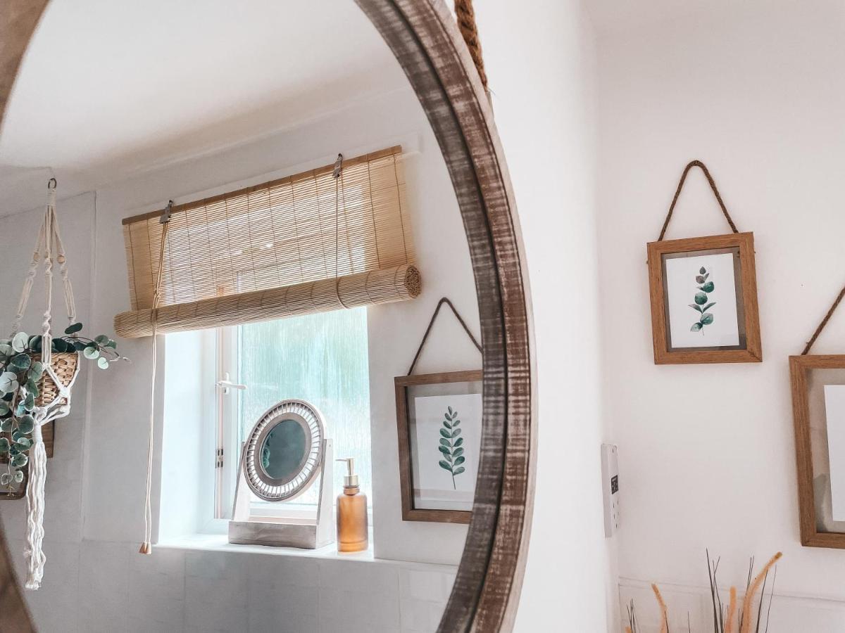 Hollybush Apartment, By Solace Stays ニューポート エクステリア 写真